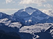 23 Zoom verso Pizzo Arera (2512 m) ancora ben innevato sul versante nord